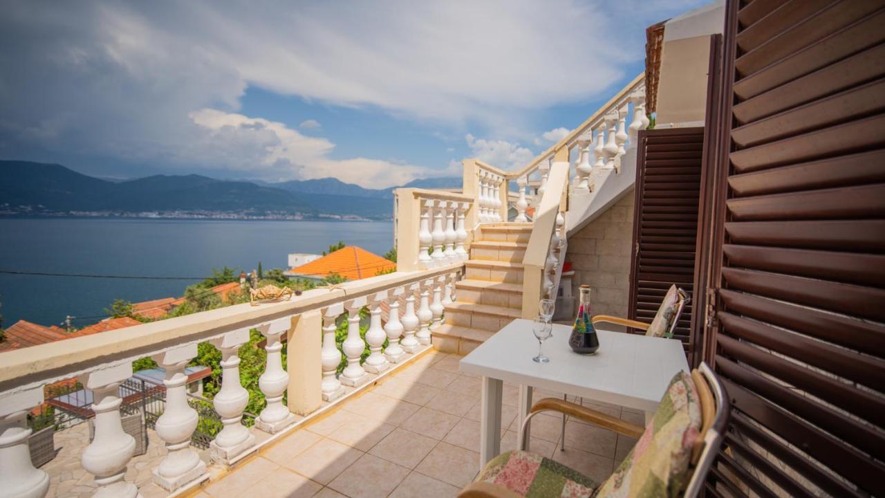 Ari Apartments Krasići Eksteriør billede
